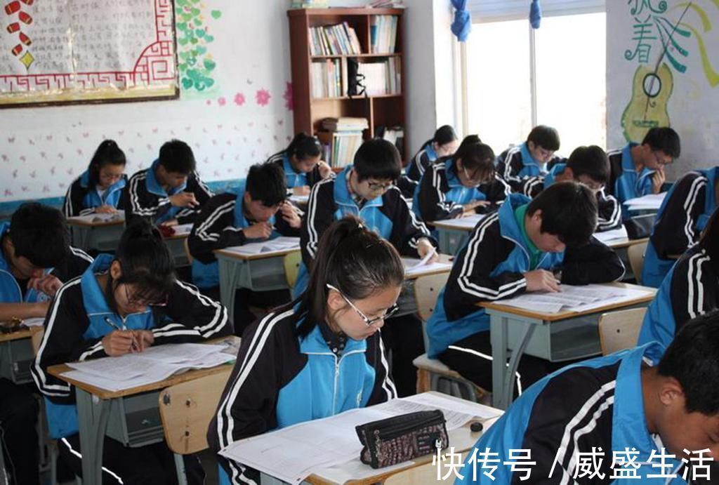 “妈妈,我没考好”,两位妈妈的不同回答,决定孩子日后两种成就