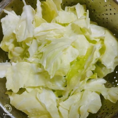 哇噻,老婆推荐的懒人菜——卷心菜炒肉,真的很好吃,全家都抢着吃