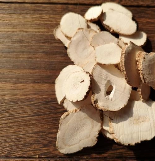 炖羊肉时,记住放“1白1红1黄”,炖出的汤汁清亮羊肉香,无膻味