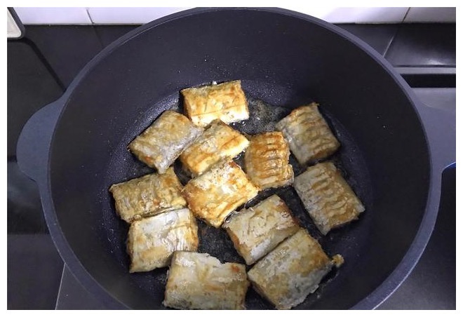 红烧带鱼好吃有诀窍，多加一料，肉质鲜嫩不腥，上桌连汤都不剩