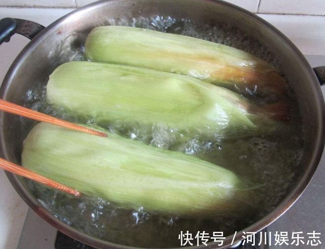 煮玉米只放清水是错的,放上这2样料,玉米更香甜软糯,太实用了