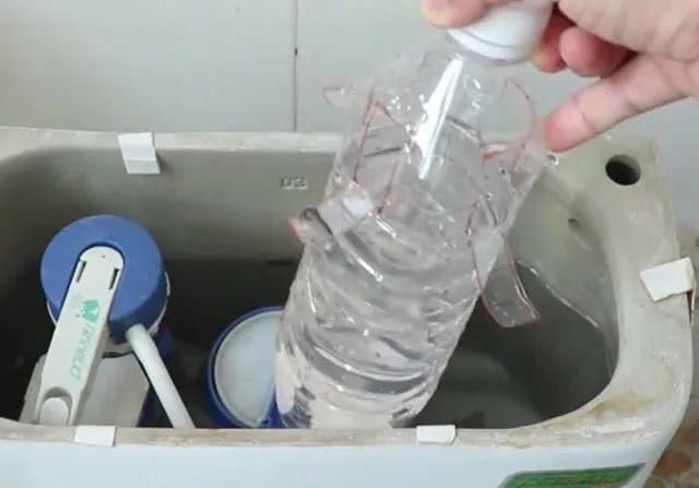 家里剩的肥皂头,放在塑料瓶里效果太好了,一年能省好多