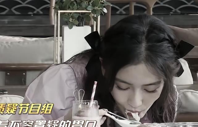 肚子|baby吃了三碗小餛飩, 當(dāng)她站起來看到肚子, 網(wǎng)友: 是我的眼花了?