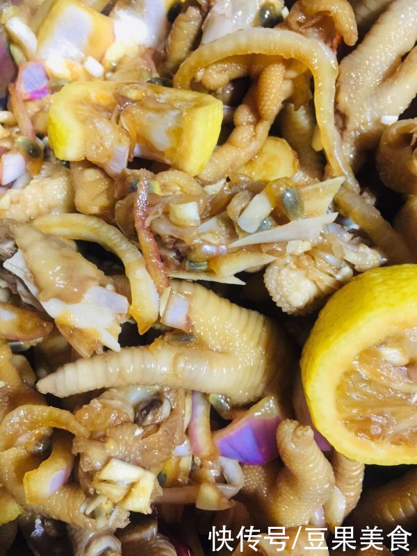 这道家喻户晓的泡凤爪是怎么做的呢？