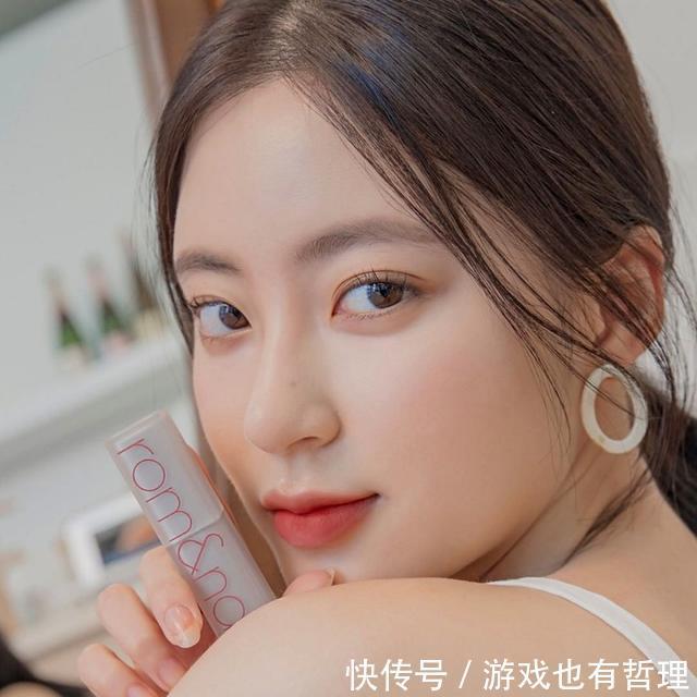 妆感|2021妆容趋势!无妆感、无色彩是重点,推荐裸色水光唇膏