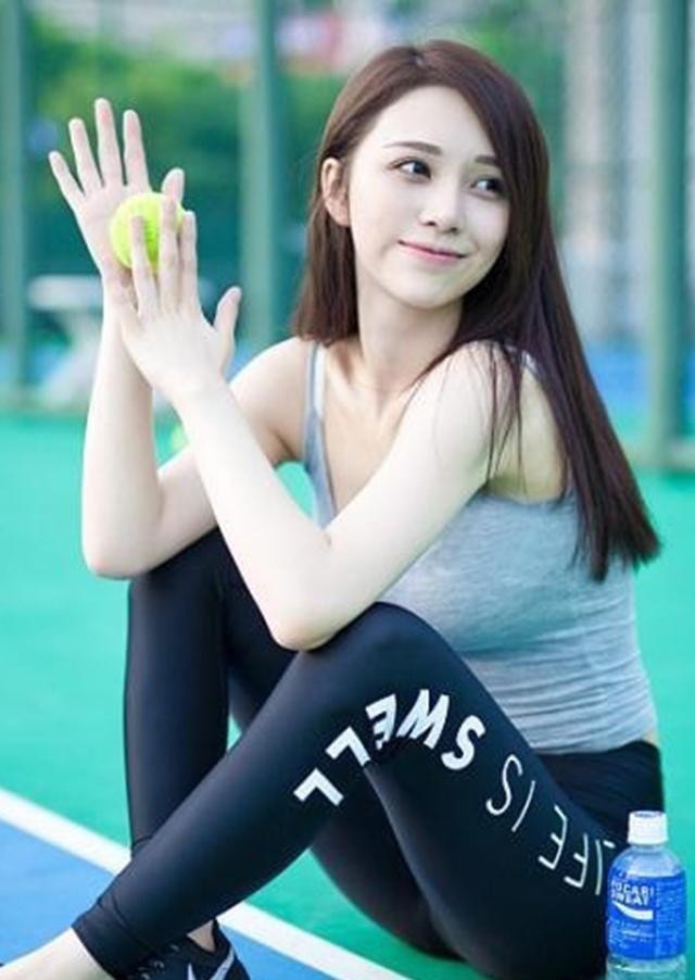 底裤|街拍性感紧身打底裤小姐姐,展现青春色彩,摩登范十足!