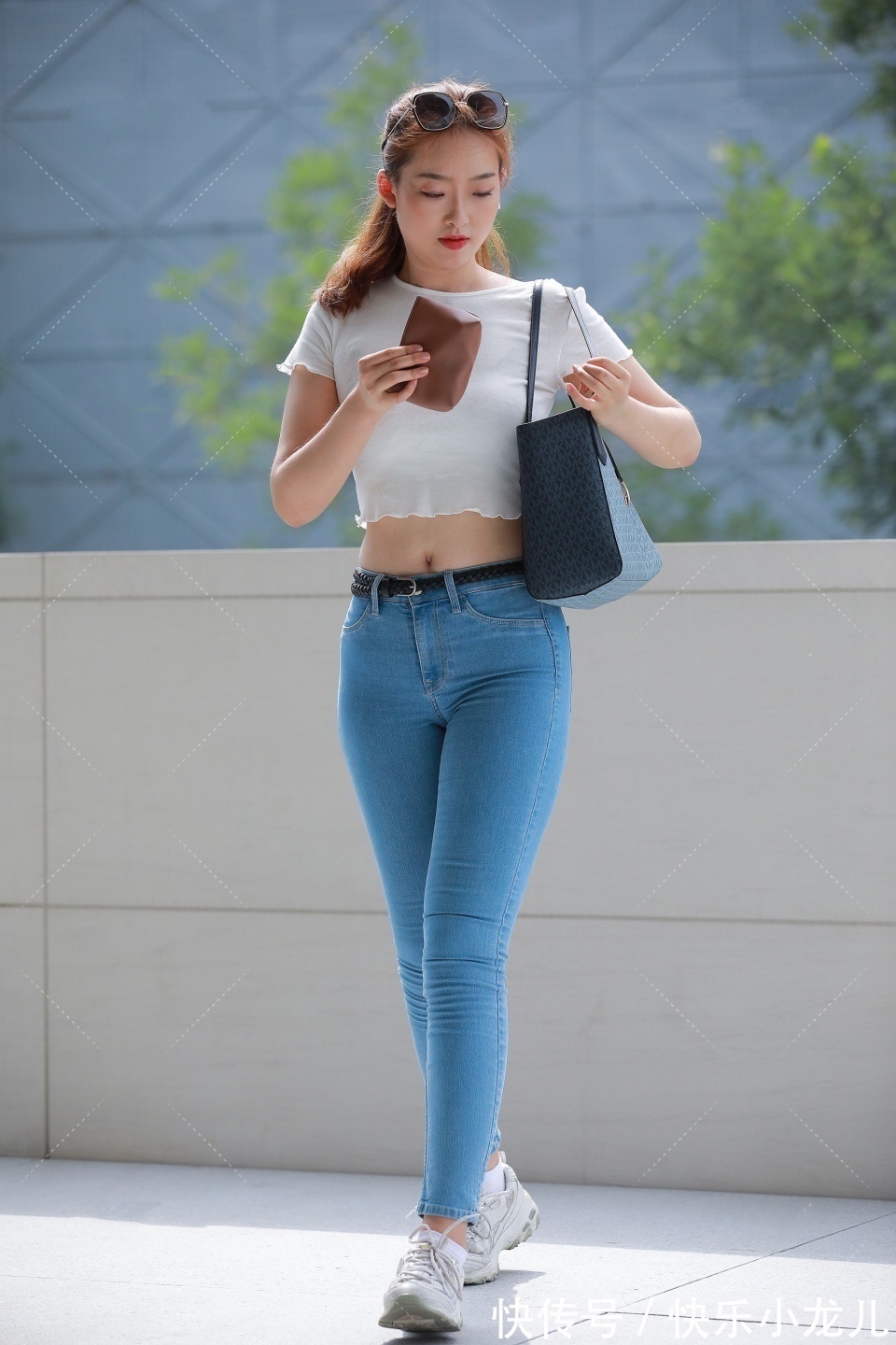 腰带 精力充沛的气质美女,尽管腹部有点肉,但并不会影响她出色的魅力