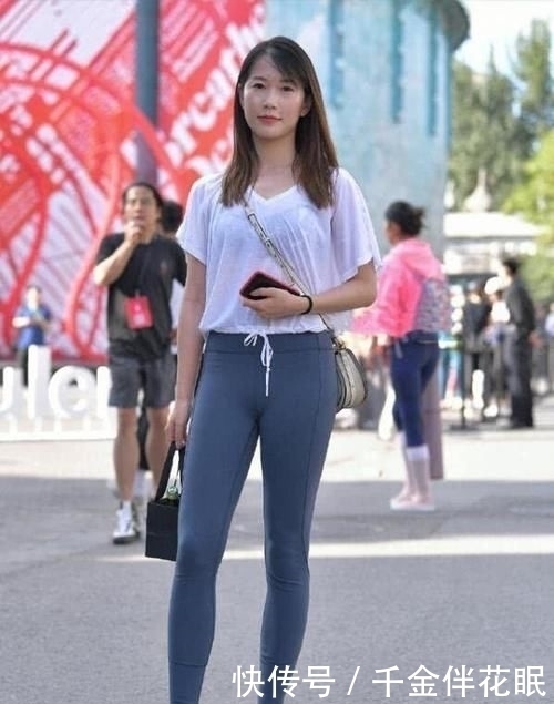 美女|开春还是选择“打底裤”,简单优雅又好看,气质型美女的最佳选择