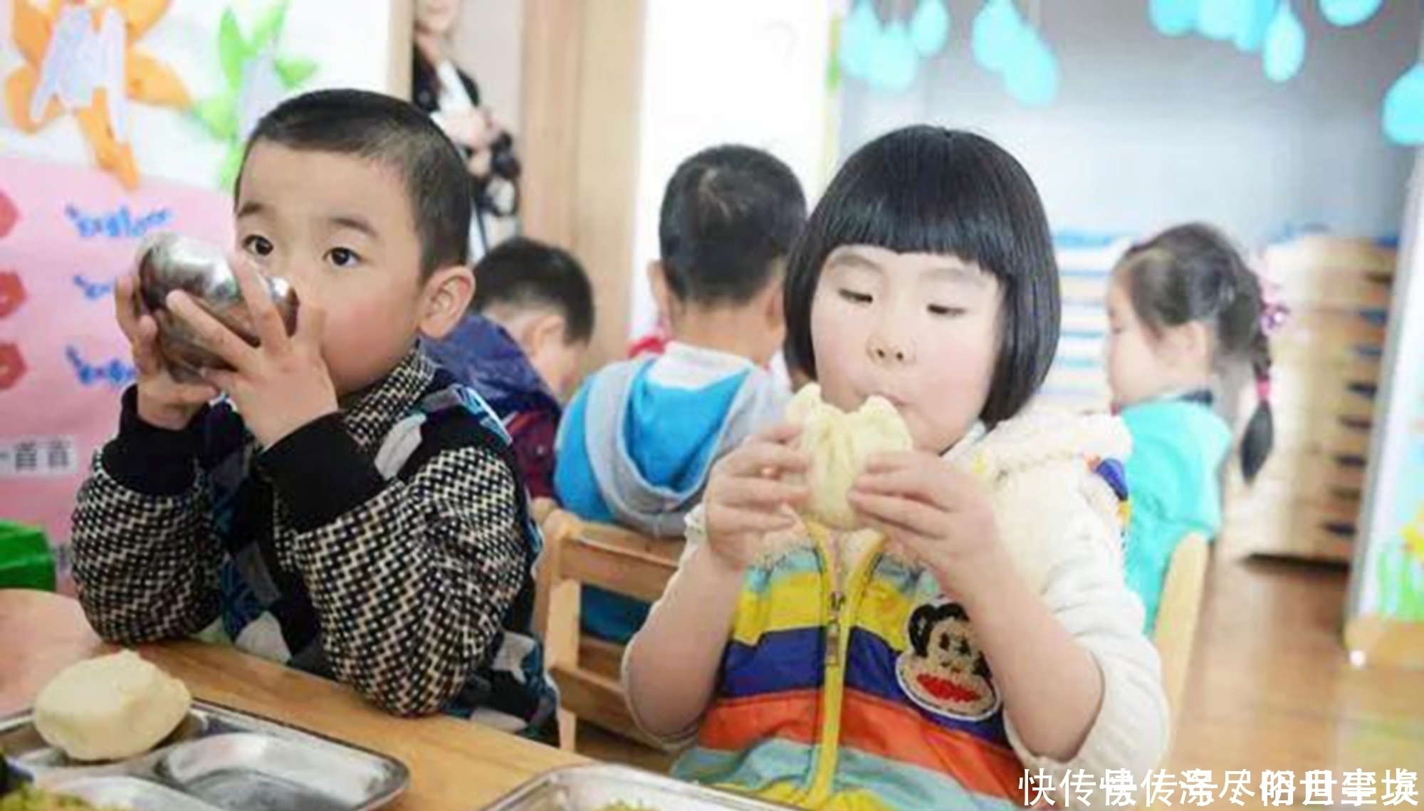 小美|为啥多数孩子觉得“幼儿园饭菜香”?看透这些,妈妈就不难受了