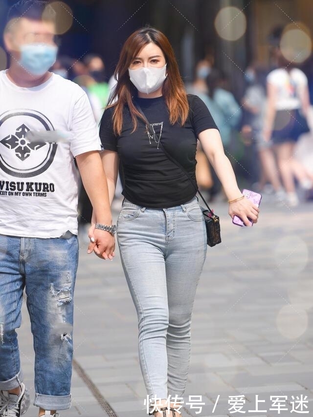 街拍美女:微胖女生要怎么穿,黑色搭尖头高跟,关键这样太有范儿