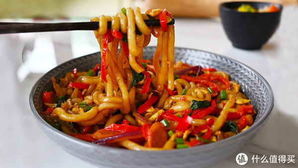 吃一次就上瘾的炒土豆粉,一周吃十次都不够,柔软筋道、鲜美四溢的土豆粉,