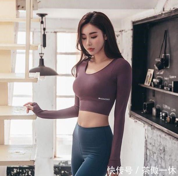 拍打|街拍打底裤小姐姐展现个性的酷帅风采,精致洋气的穿搭