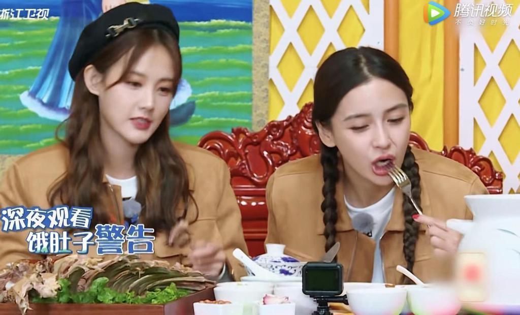 b太熟络?蔡徐坤两次吐槽baby,傲娇拒绝baby的吃蒜邀请