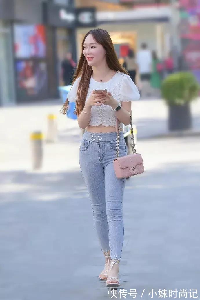 街拍 时尚街拍:超甜美女展现出阳光帅气的一面