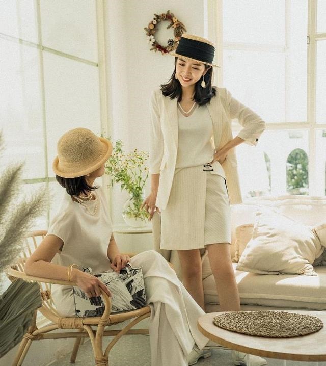 妈妈 年近60岁却美得优雅,这位中老年妈妈的“气质”穿搭,真值得学