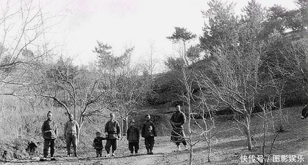 炒栗子|民国初期老照片:菜市场买菜的鬼子妇女,卖糖炒栗子的小贩