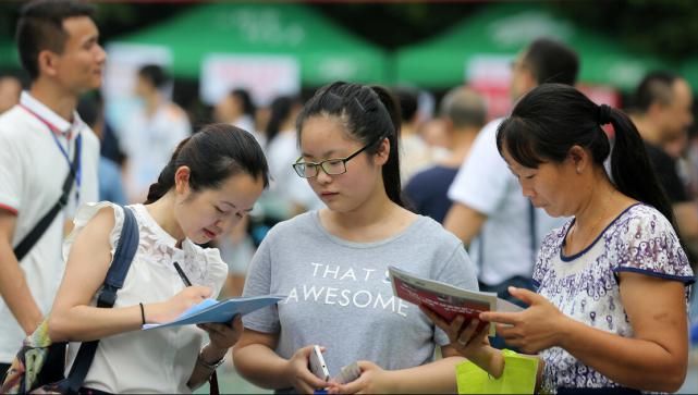 录取分不太高的211大学，中等生有机会捡漏，感兴趣的人多留意