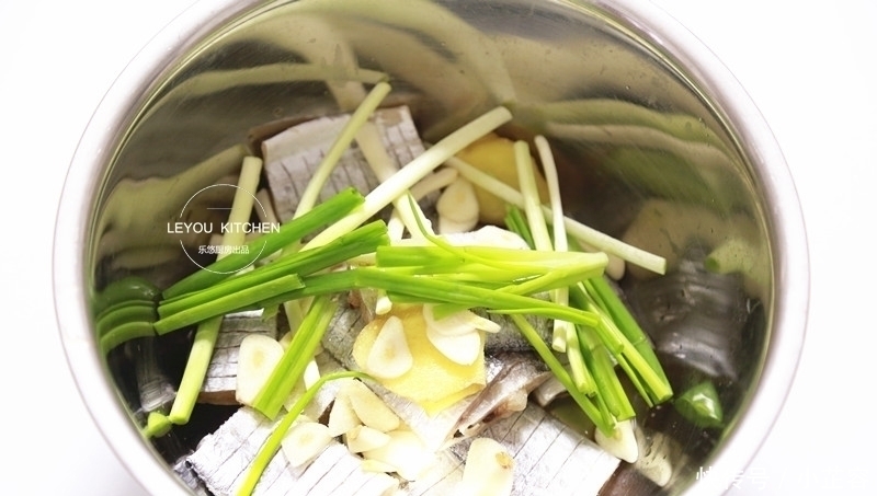 外酥|煎带鱼的一些小妙招,做着更简单,外酥里嫩,香味可以飘到隔壁