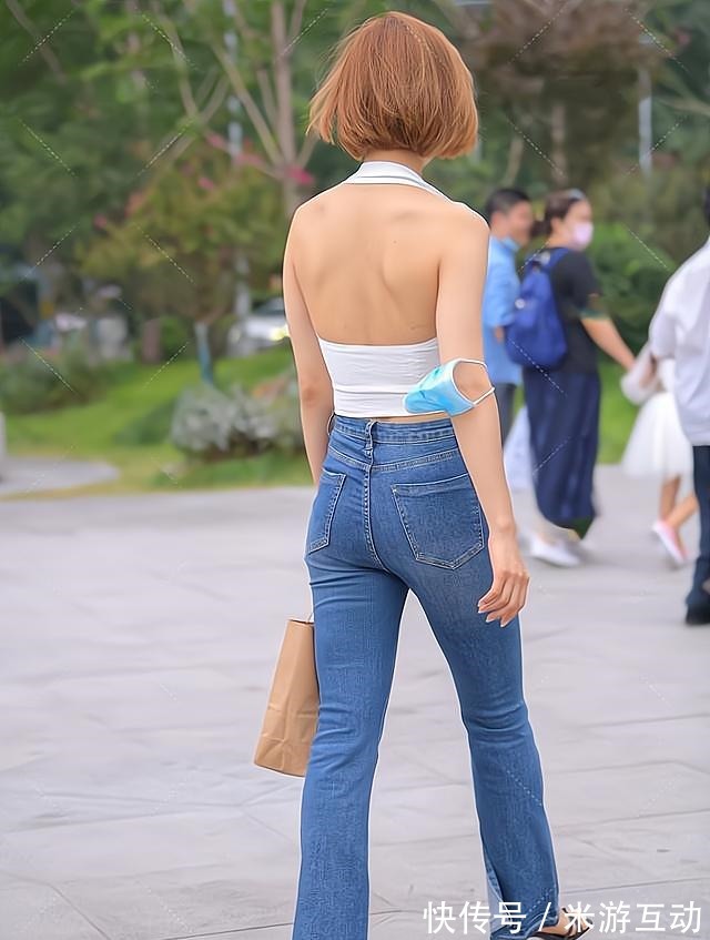 喇叭裤 牛仔喇叭裤搭配白色马甲衫，清新又复古，尽显时尚美感！