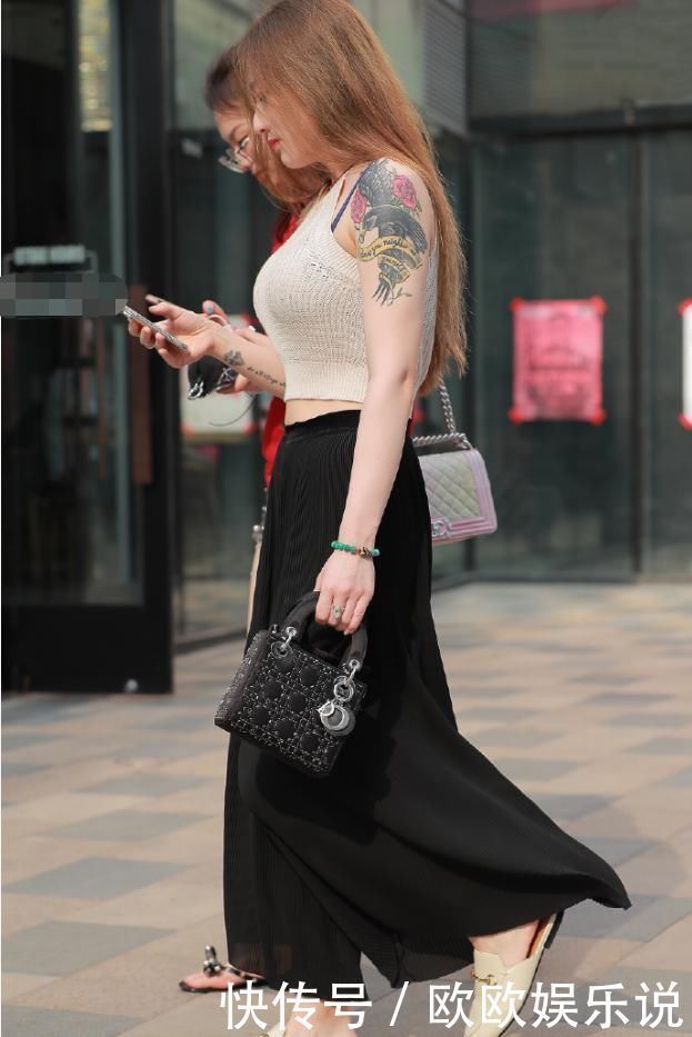 好身材|小姐姐的紧身上衣突显好身材，阔腿裤完美遮肉，穿搭满分