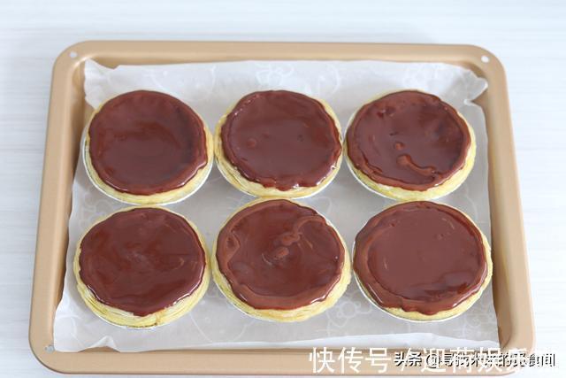 闺蜜花10元买一个网红蛋挞，太贵了，我用15元烤出一盘，很实惠