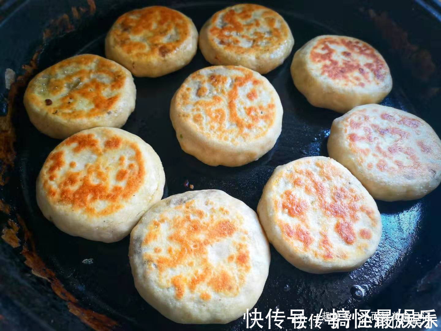 包菜|冬季，我家最爱这馅饼，又薄又软，一口气吃了四个还觉得不过瘾！