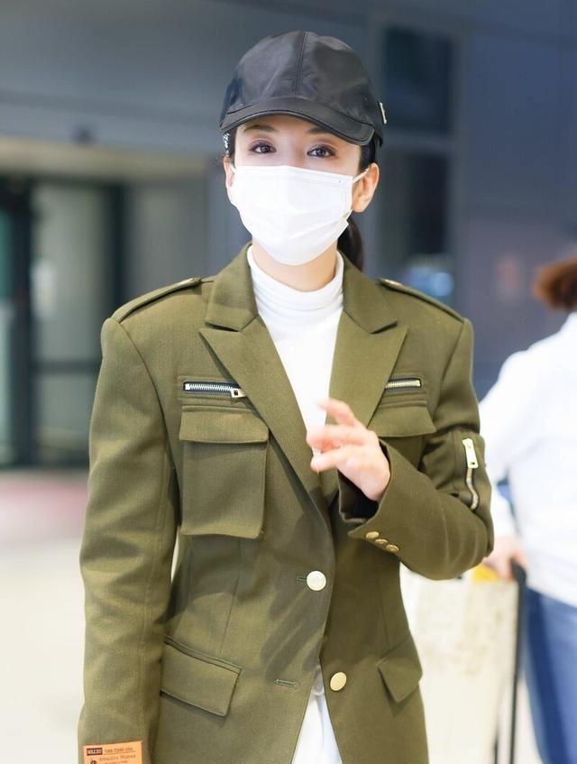 十足|黄奕穿军绿色收腰西装戴棒球帽现身机场,英气十足,利落大方