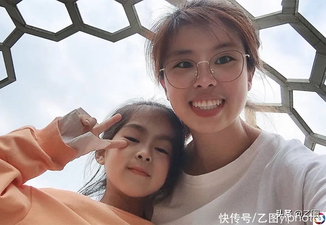 女童|医院里8岁女童偷看妈妈手机余额，妈妈安慰她不差钱，转身却抹泪