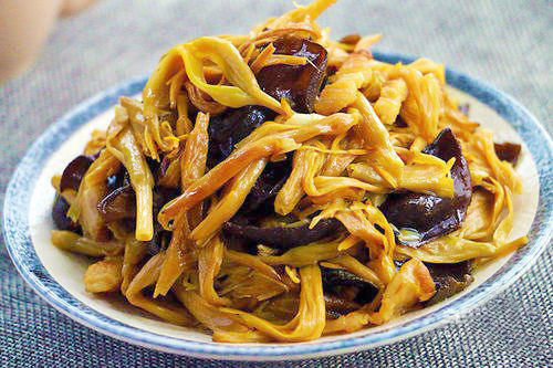  美食精选：豆芽炒粉丝，剁椒蒸鲤鱼，鱼香茄子煲，木耳炒黄花菜的做法