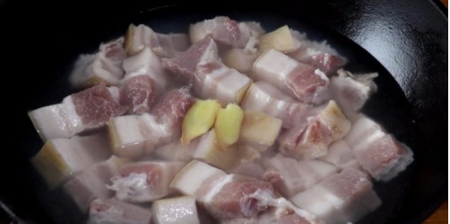  这样烧红烧肉好吃，小火慢炖是窍门，吃起来肥而不腻，入口即化