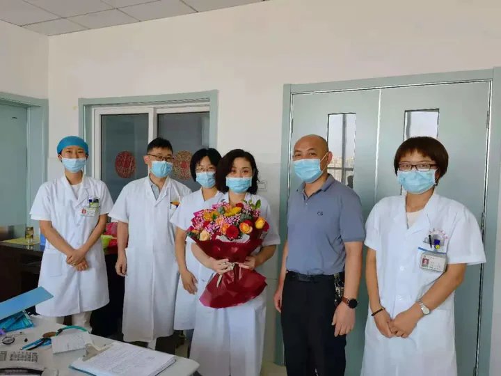 白衣|五莲县人民医院：鲜花赠白衣，致敬医师节