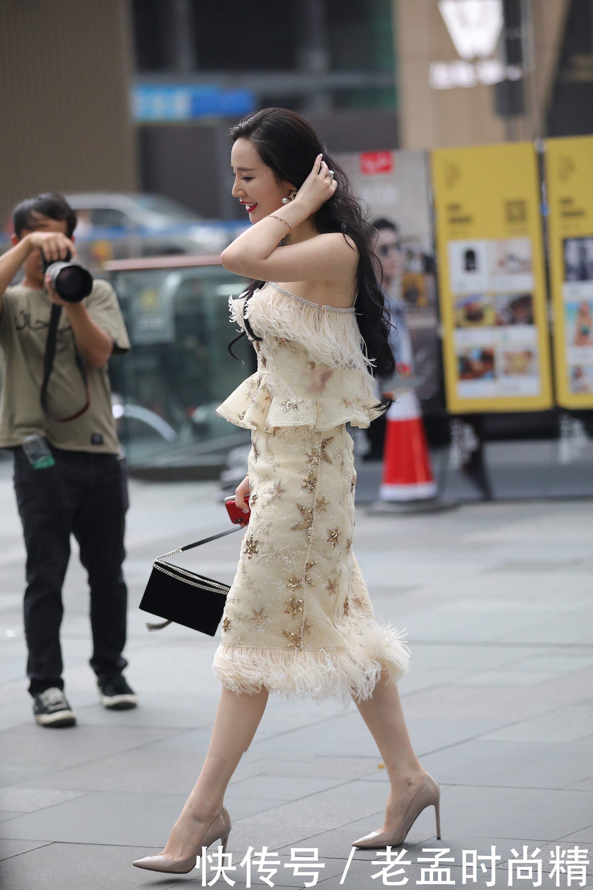 裙子|街拍:独特设计两根带子“挂”在脖子上,时尚款裙子,显优美曲线