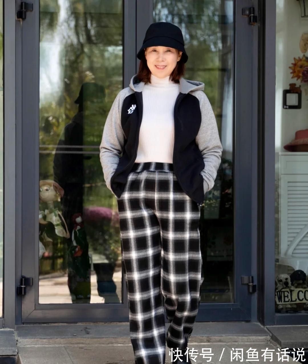 风衣|白色打底衫有多时髦?65岁博主多套搭配示范,穿出奶奶辈的优雅