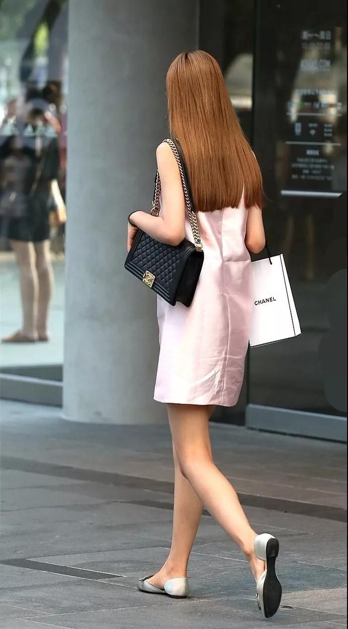 街拍到处都是背影好看的小姐姐,从后面看上去,你最喜欢哪一个