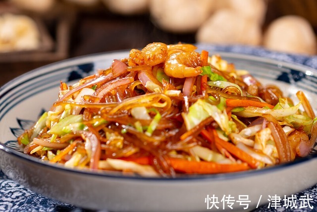 萝卜和它一起炖，味道特别鲜！热腾腾端上桌，营养下饭，吃完暖和