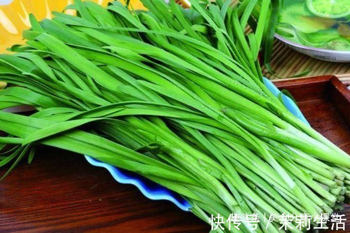 立秋后，遇到此菜别放过，8毛钱一斤，钙是鸡蛋3倍，凉拌最好吃