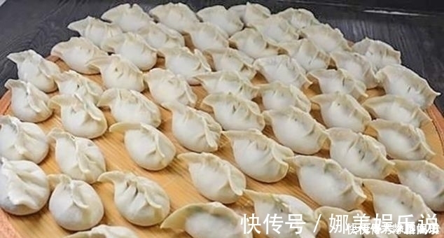 放在冰箱|生饺子切记不要直接放冰箱!大厨教你一个“妙招”,不开裂不粘连