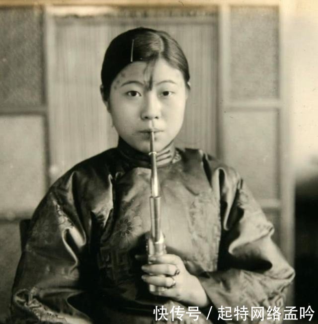 物品|在清朝的照片中，我们在很多场景里都会发现这件物品，无论男女