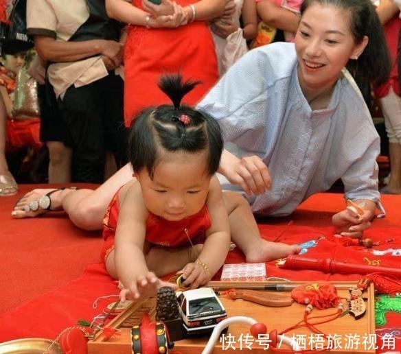 奶奶|让儿子“抓周”,孩子径直爬向这东西,奶奶这下可完了