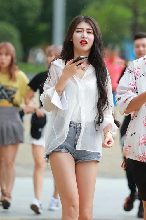 白衬衫配短裤，看似简单，但有可御可甜气质