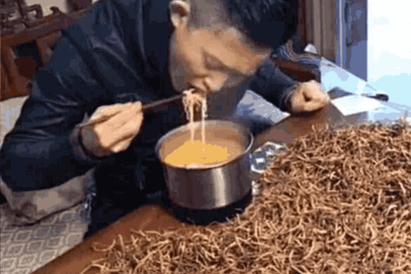 男子吃泡面加配菜，开始以为是萝卜干，仔细一瞧真是奢侈