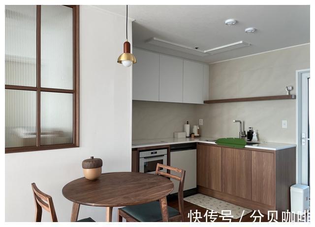 卫生间门|进门无玄关?试试她家的方法,还能多出一个餐厅,实用又耐看!