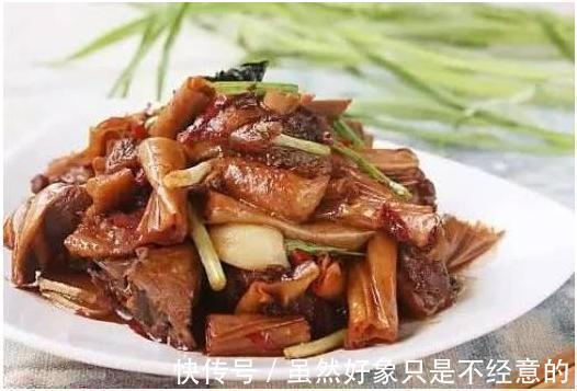 简单家常菜清蒸鲈鱼，青笋炒木耳，鸭肉炒腐竹，小炒肉的做法