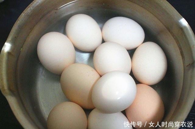 水煮蛋,懂的人从来不用冷水泡,记住一个小妙招,蛋壳一敲就脱落