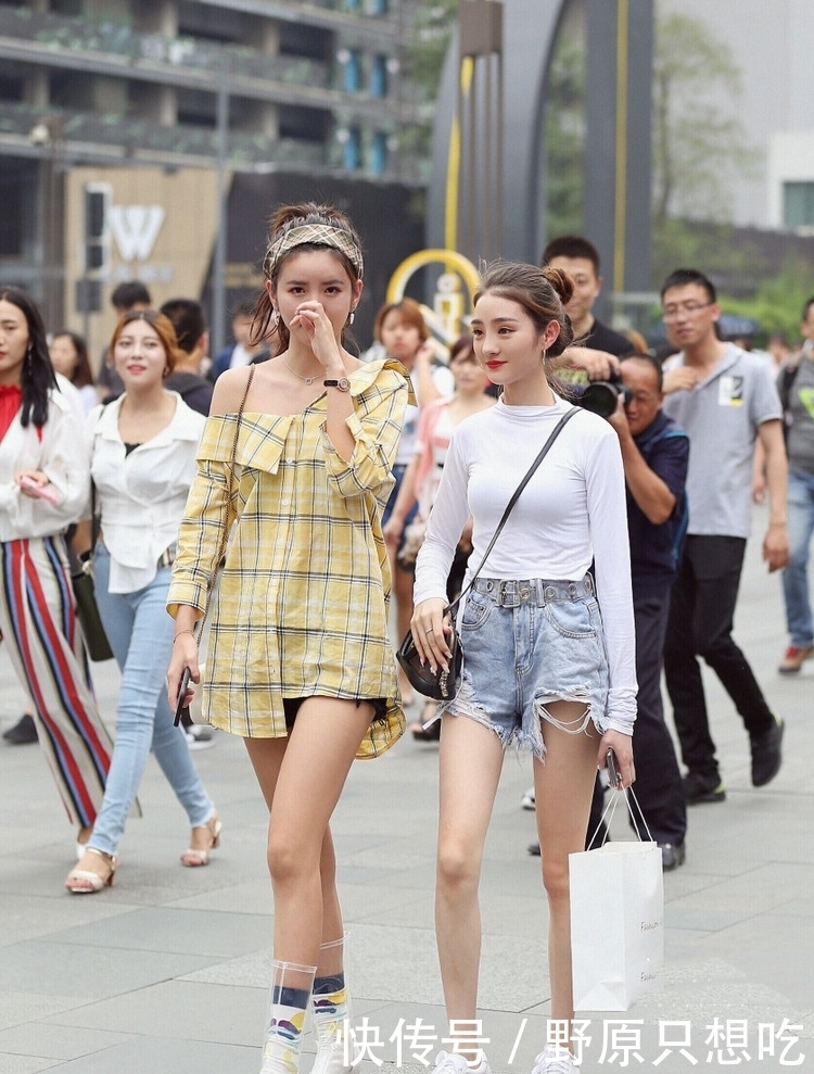 美女|街拍:美女黑色休闲衬衣搭配绿色牛仔热裤,气质超好!