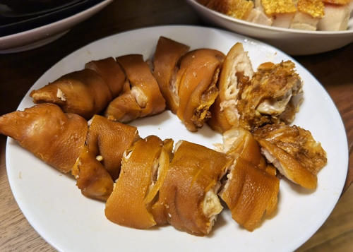 俞灏明亲自下厨，做年夜饭，这菜太有年味儿了，网友：人帅厨艺棒