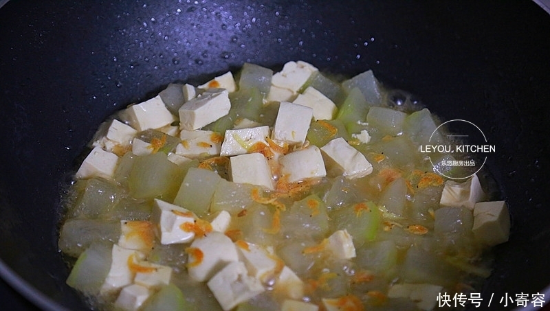 冬瓜|冬瓜和豆腐一起烩，成本不到5块钱，减肥时多吃，大肚腩越来越小