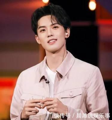 李荣浩|18岁公布恋情,22岁结婚婚戒不离手,简直就是漫画走出的男主