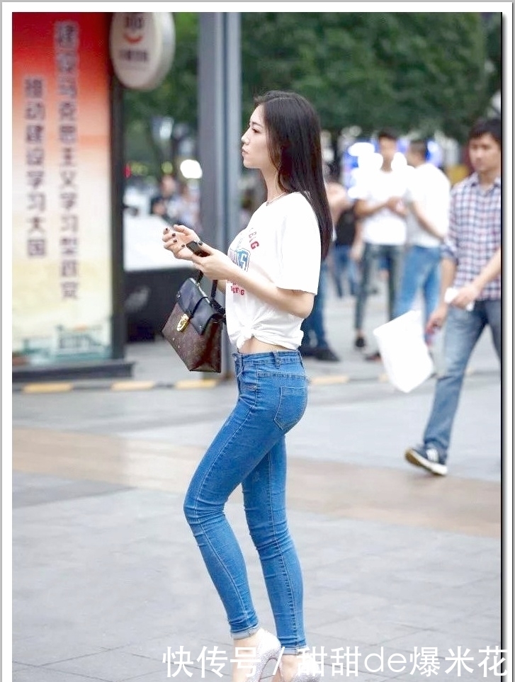 身材|街拍:小姐姐高挑的身材搭配紧身的牛仔裤,回头率不要太高