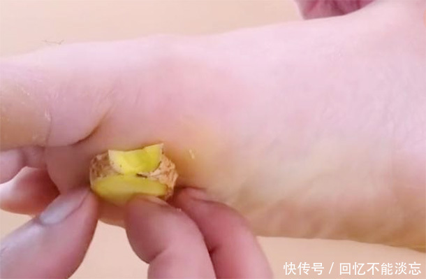 “醋泡姜，姜泡脚”养生效果好老中医睡前姜檫脚，小病全赶跑